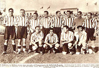 ATHLETIC CLUB DE BILBAO - Bilbao, Vizcaya, España - Temporada 1932-33 - Muguerza, Cilaurren, Urquizu, Roberto, Bata, Unamuno, Blasco y Gorostiza; Iragorri, Castellanos, Lafuente e Ispizúa (portero suplente) - ATHLETIC DE BILBAO 2 (Lafuente y Gorostiza), MADRID C. F. 1 (Lazcano) - 25/06/1933 - Copa del Rey de España, final - Barcelona, estadio de Montjuich - EL ATHLETIC DE BILBAO GANA SU DECIMOTERCER TÍTULO DE COPA