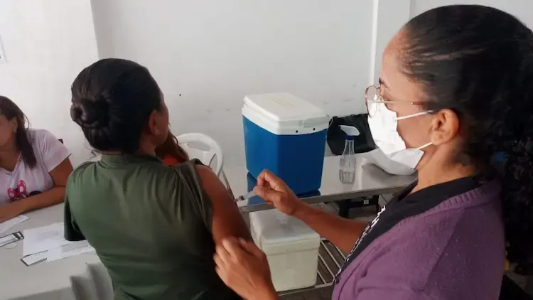 Mutirão de vacinação é realizado no Mercado Joca de Souza Oliveira, em Juazeiro (BA)