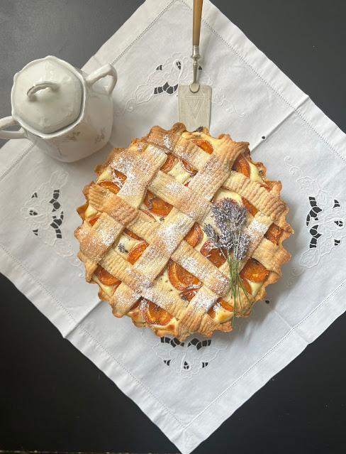 Ricotta Aprikosenkuchen mit Mürbeteig, aromatisiert mit Lavendel und Tonkabohne