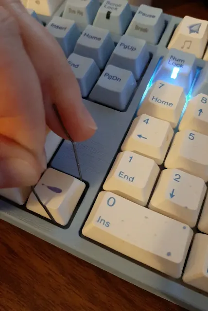 How to remove a keycap off of a mechanical keyboard without a tool