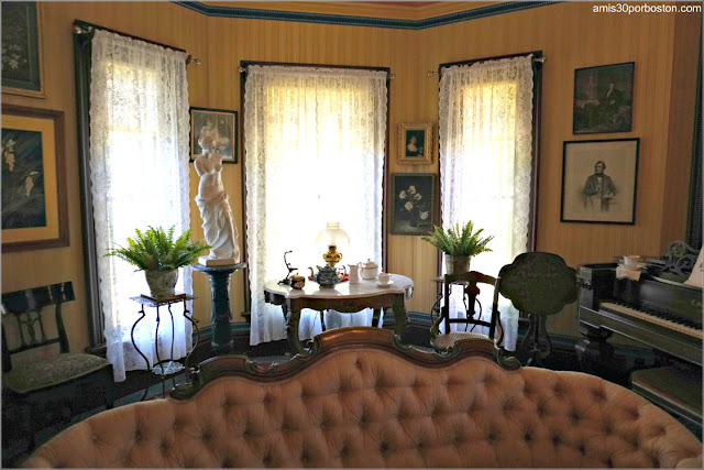 Salón de la Casa Museo de Harriet Beecher Stowe en Hartford, Connecticut