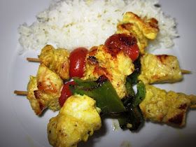 http://bien-me-sabe.blogspot.com.es/2013/06/brochetas-de-pollo-maceradas-con-curry.html