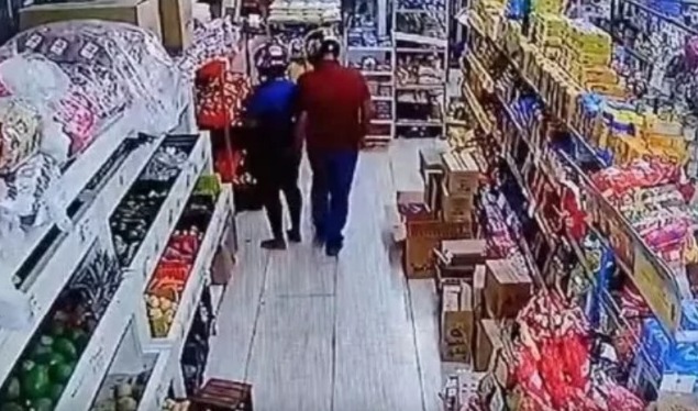 Mulher é assediada em supermercado, pede para ver câmeras de segurança e se surpreende com identidade do suspeito, em MG