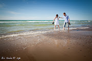 This time I simply asked the couple to walk on the beach and make some fun . (img )