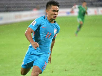 sunil chhetri taking football pictures