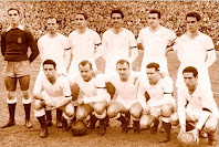 REAL MADRID C. F. - Madrid, España - Temporada 1953-54 - Pazos, Navarro, Oliva, Lesmes II, Miguel Muñoz y Zárraga; Juan Vázquez, Roque Olsen, Di Stéfano, Molowny y Gento - REAL MADRID 2 (Olsen y Di Stéfano), DEPORTIVO DE LA CORUÑA 1 (Oswaldo) - 11/10/1953 - Liga de 1ª División, jornada 5 - Madrid, estadio de Chamartín - Campeón de Liga, con Enrique Fernández Viola de entrenador