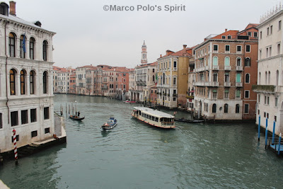 waterbus-and-gondola-in-Venice