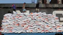 Tumpukan karung beras asal Vietnam di Pelabuhan Tanjung Priok, Jakarta.