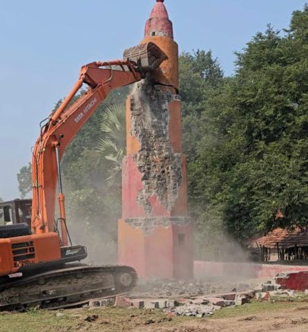 पुलिस ने सुकमा जिले के सलातोंग गांव में नक्सलियों द्वारा बनाये गए,विशालकाय स्मारक को किया ध्वस्त
