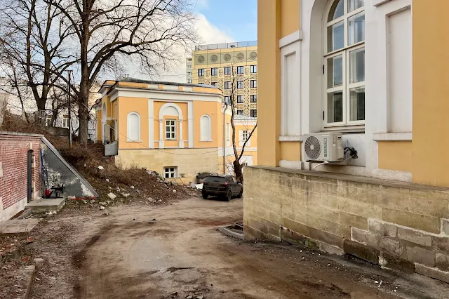Яузская улица, Городская клиническая больница имени И. В. Давыдовского, корпус № 9 / морг – хозяйственный двор бывшей усадьбы Баташева (построен в 1790-х годах)