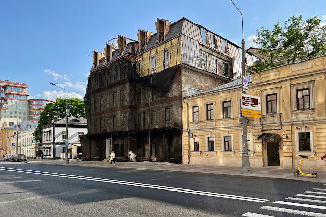 Долгоруковская улица, здание 1902 года постройки в процессе перестройки