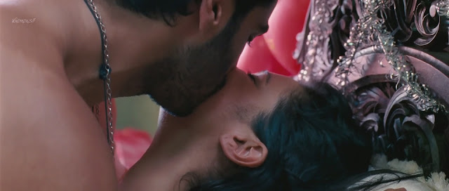 Parineeti Chopra Hot Kiss from Ishaqzaade