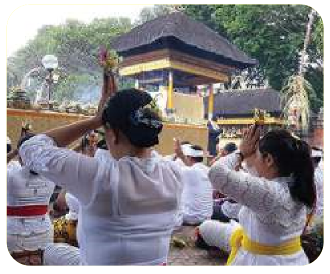 Umat Hindu sedang melakukan ritual Purnama.