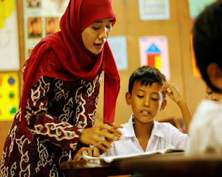 Kumpulan Pantun Untuk Guru Terbaik Penuh Makna Pantun untuk guru merupakan pantun yang berisi dengan pilihan kalimat Kumpulan Pantun Untuk Guru Terbaik Penuh Makna