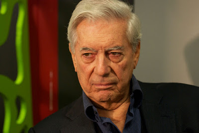 Mario Vargas Llosa, catalá ultramarí, naixcut a Arequipa, va passá la seua primera infansia a Bolivia, y mija vida a Perú. Va vindre a Madrid a fé lo doctorat, va passá uns añs a París, se va nassionalisá español al 1993 y actualmen viu entre Londres, Lima y Madrid, aon li diu la Preysler.