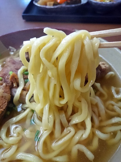 元祖・ソーキそばの自家製麺の写真