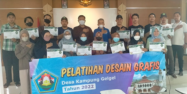 Ahmad Rijal bersama peserta pelatihan desain grafis