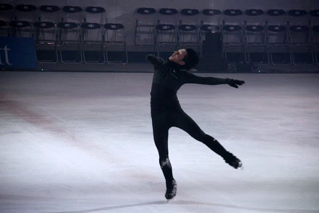 Johnny Weir. Photo © Machiko Oka @ Official Johnny Weir Blog.