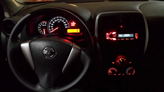 Nissan March 2016 - interior