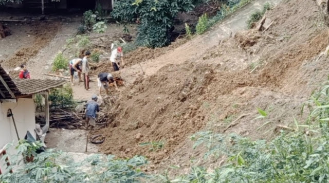 Hujan Deras di Wilayah Kabupaten Semarang Akibatkan Tanah Longsor