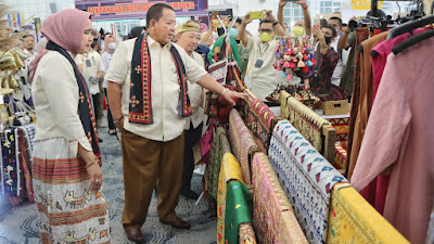 Gubernur Arinal Djunaidi Bersama Ketua Dekranasda Provinsi Lampung Membuka Secara Resmi Perhelatan Lampung Craft ke-3 Tahun 2022