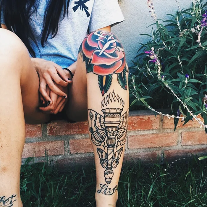 vemos a una modelo con tatuajes en las piernas