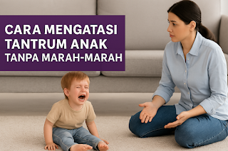 Anak balita menangis sambil duduk di lantai, sementara ibu menghadapinya dengan ekspresi tenang dan penuh pengertian.