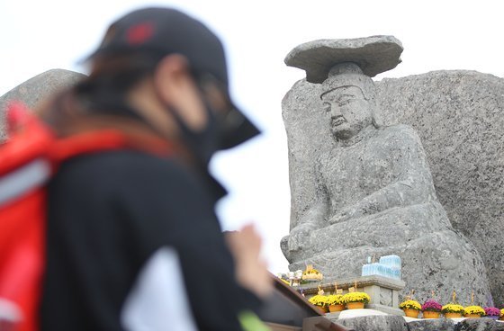 Thousands of parents pray at the famous 'Gatbawi' rock as the college entrance exam looms !