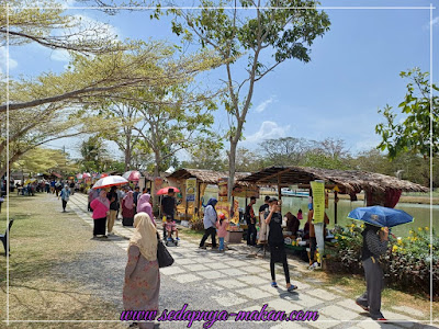 orang ramai membeli di pasar terapung