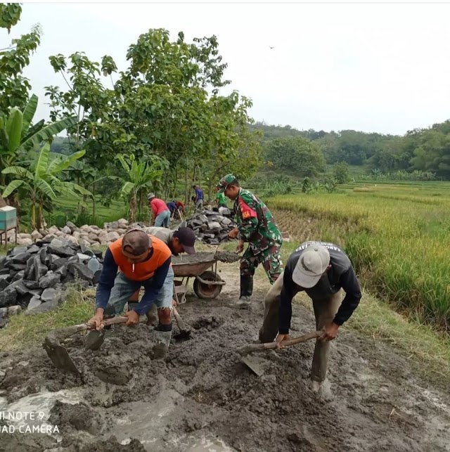Mudahkan Akses petani, Babisa Koramil Sambi Gotong Royong Pembangunan Jalan   