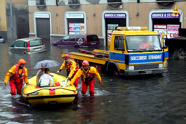 vigili del fuoco alluvione milano