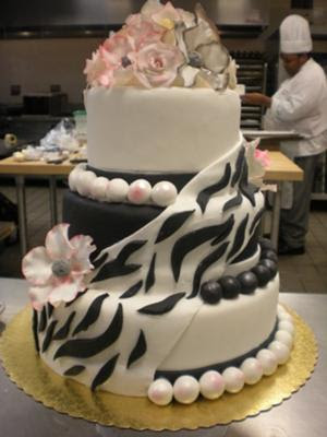 black white wedding cake with pearl pict