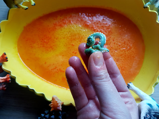 musujące jaja dinozaura diy - zabawa z dzieckiem - domowe eksperymenty