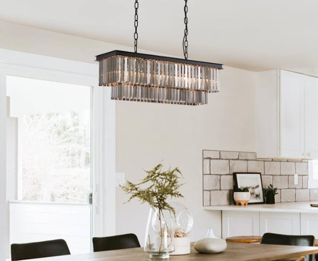 The most popular designs for farmhouse chandeliers are pendant style and single-tier