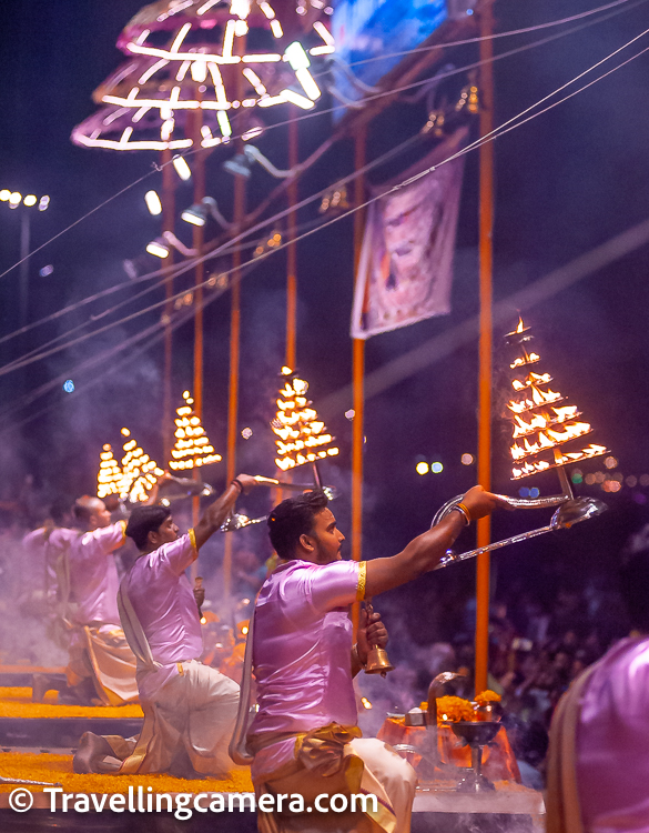 The ceremony concludes with the pandits getting together and singing the aarti and this is the moment when everyone else joins in as well. No one can stay unaffected at this moment. Everyone seems to be participating in their own way - tourists and devotees alike.