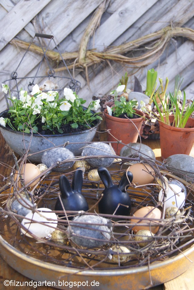 Osterdeko Clematiskranz mit Eiern gefüllt