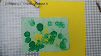 peinture au pinceau tampon éponge peinture de boules de noël verte peinture enfant noel