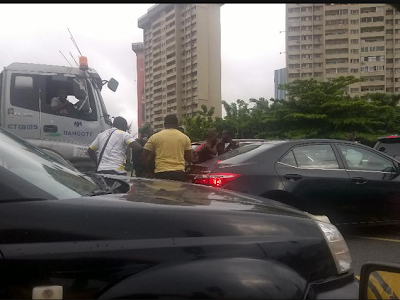 "Lagos Palava"; Man O War Agents Pictured In A Scuffle With A Hawker In Victoria Island (PHOTOS)