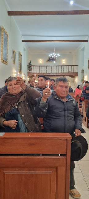 Christen grüßen einander in der Osterzeit mit den Worten „Christus ist auferstanden!“ Die Antwort lautet: „Er ist wahrhaftig auferstanden!“ Ostergottesdienst in San Pedro de Macha Bolivien.