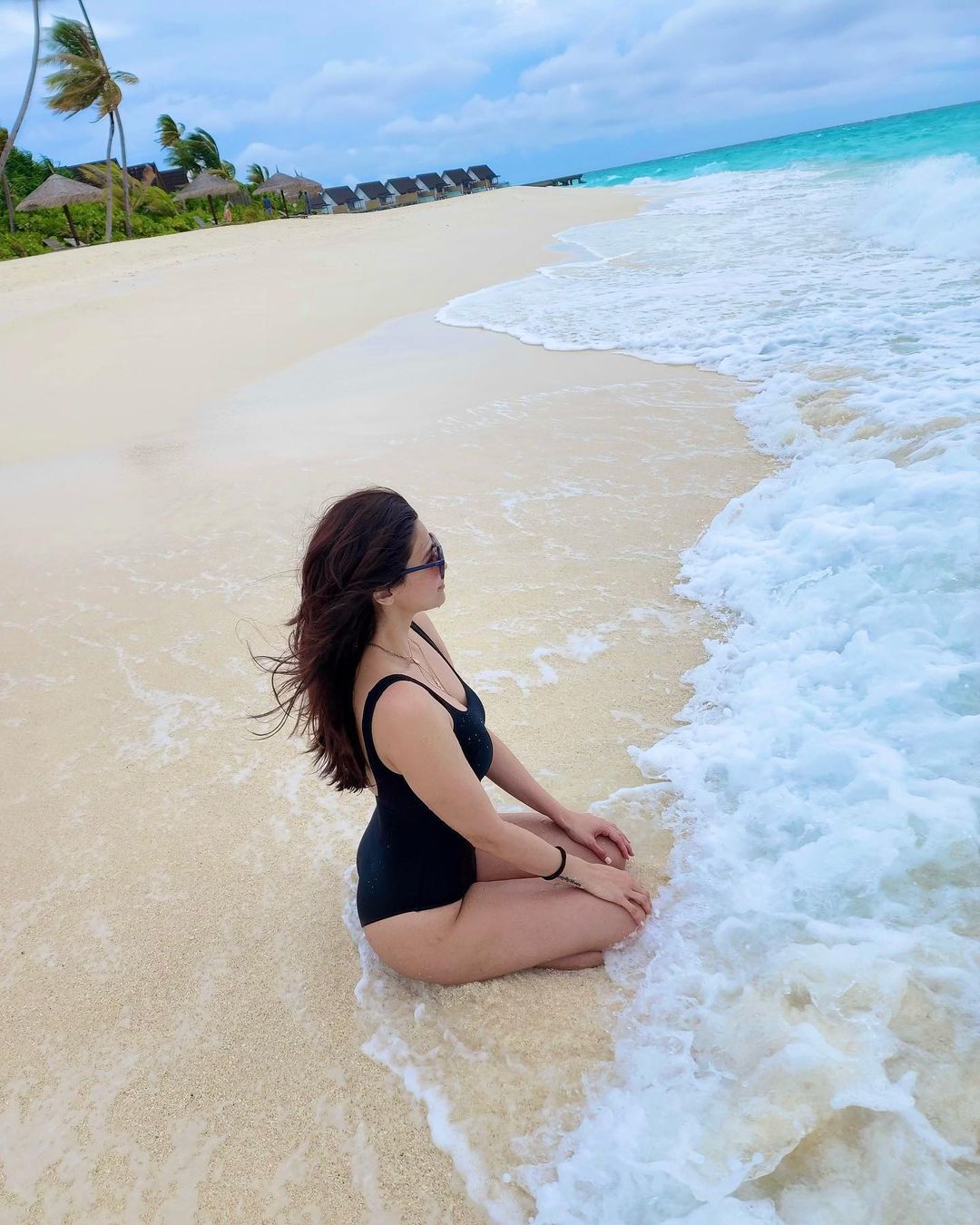 Race 3 actress, Daisy Shah, in black swimsuit raises the heat - see now.