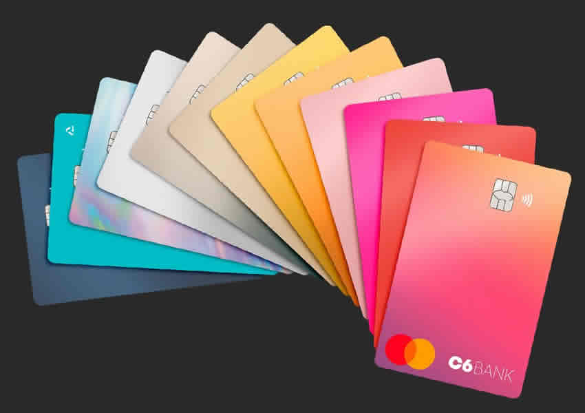 Imagem de fundo escuro com muitos cartões do banco C6 Bank em variadas cores.