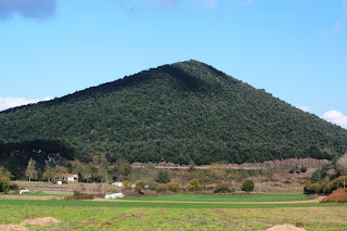 Majestuoso silueta del  Volcán Croscat en Santa Pau-Olot. Girona