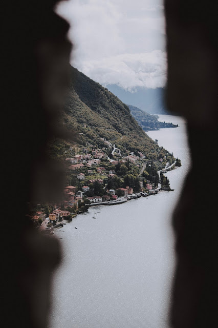 Vista para o lago e suas margens, com as suas estradas estreitas entre as casas