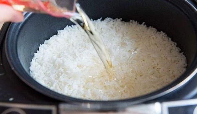 mencuci beras