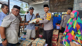 Peduli Korban Kebakaran di Kecamatan Liliriaja, Kapolres Soppeng Berikan Bantuan Sembako