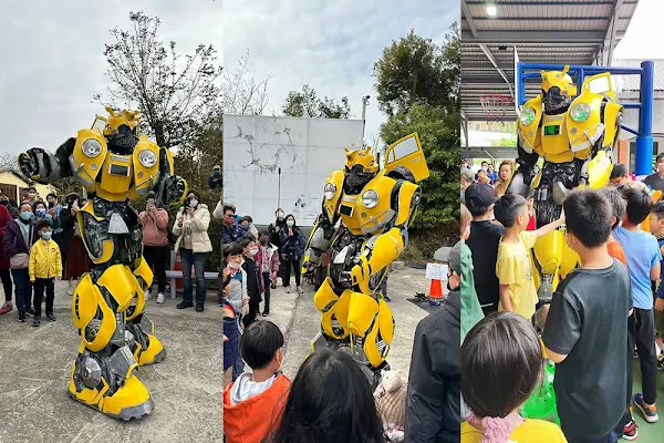 ▲大小孩子也不會失望，屬於民眾的「遊樂天堂主題」，不僅有 250 公分的大黃蜂機器人現場踩街與民眾同樂，更有人體夾夾樂、好食連連看、好食套圈圈等打卡活動。（記者林明佑翻攝）