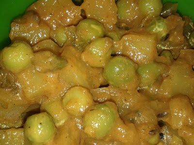 Aloo Matar / Potato and Peas in Tomato Gravy