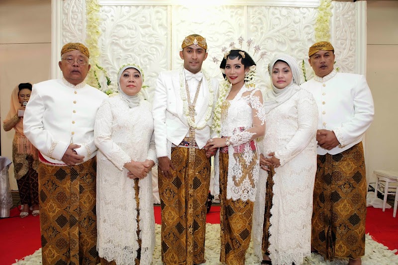 31 Model Kebaya Modern Orang Tua Pengantin, Ide Terbaru!