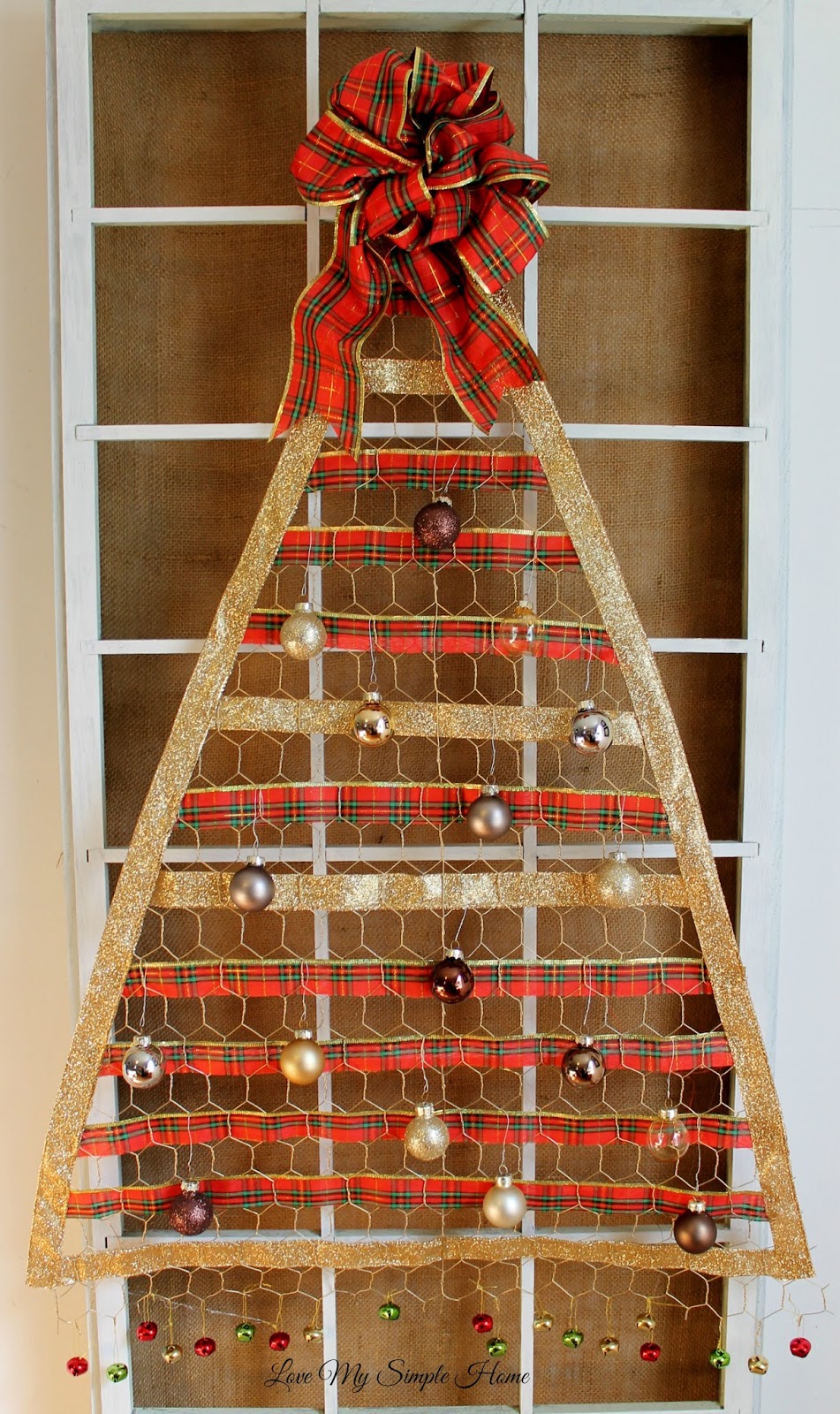 Chicken Wire Christmas Tree-a non-traditional solution for small spaces | Love My Simple Home