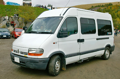 white color Renault Master